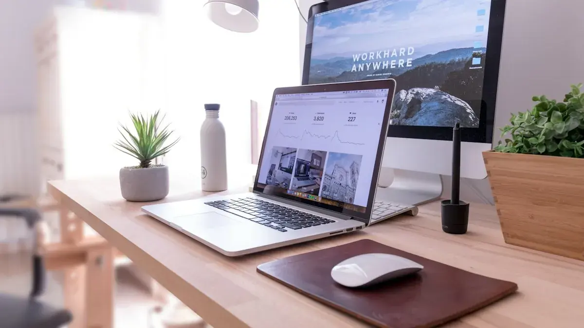 Meja kerja dengan laptop untuk mengelola website usaha