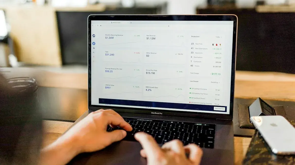 Laptop menampilkan dashboard analitik
