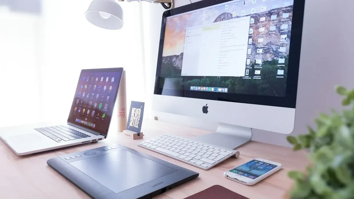 Komputer iMac dan laptop di meja kerja