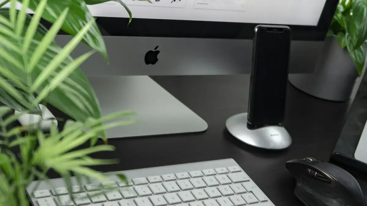 Monitor menampilkan antarmuka sistem desain