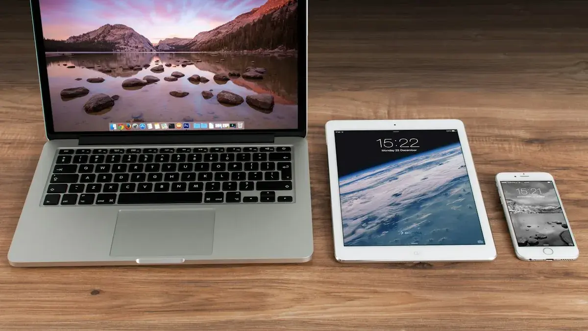 Laptop, iPad, dan iPhone menyala berdampingan