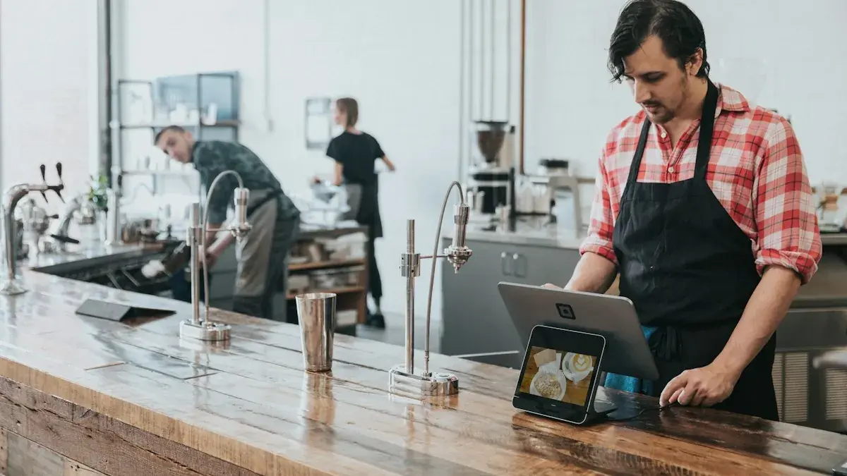 Barista menyiapkan pesanan dengan tablet di kafe