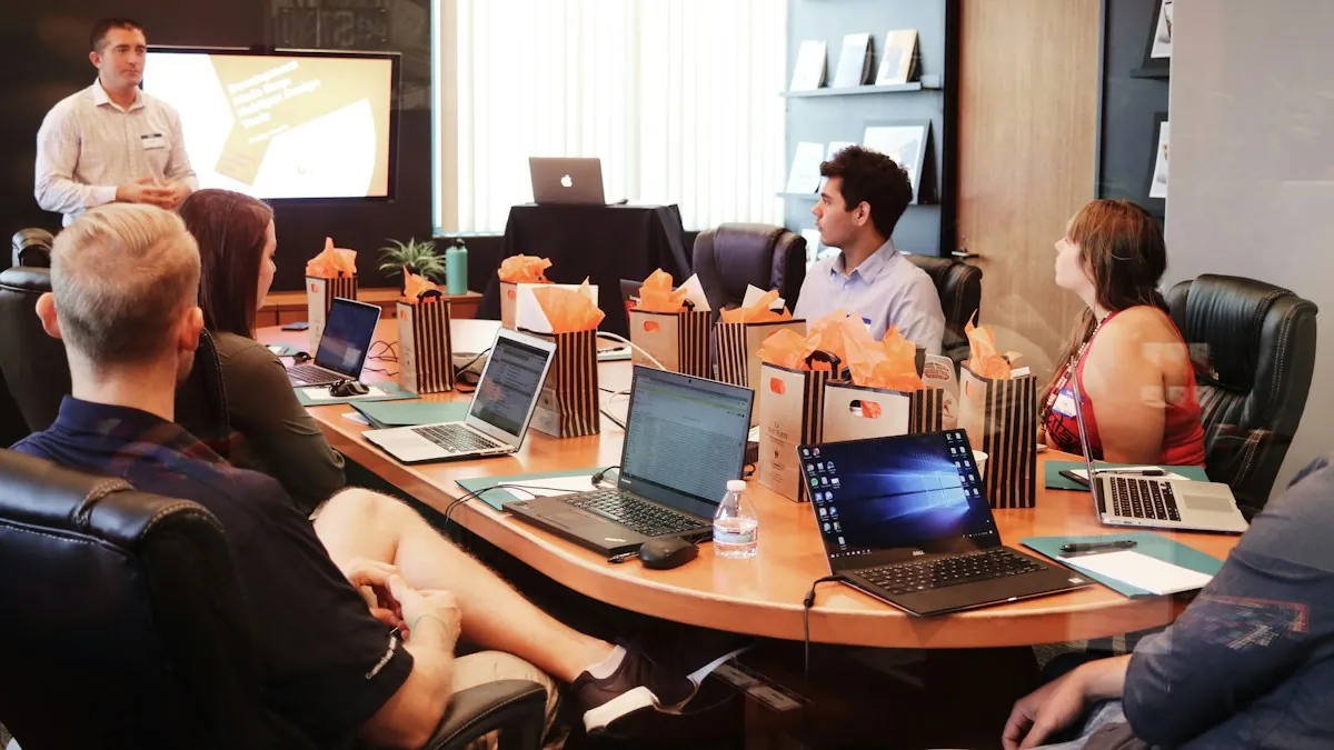 Tim berdiskusi di sekitar meja rapat