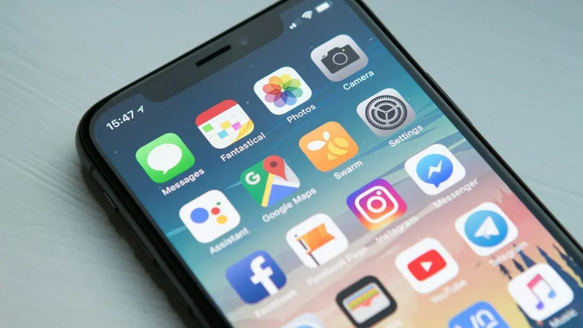 Layar ponsel berisi berbagai aplikasi
